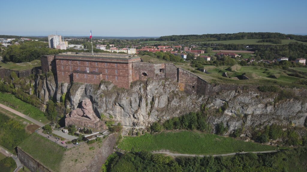 le lion de Belfort lors d'une prise de vues par drone d'idées - territoire de Belfort