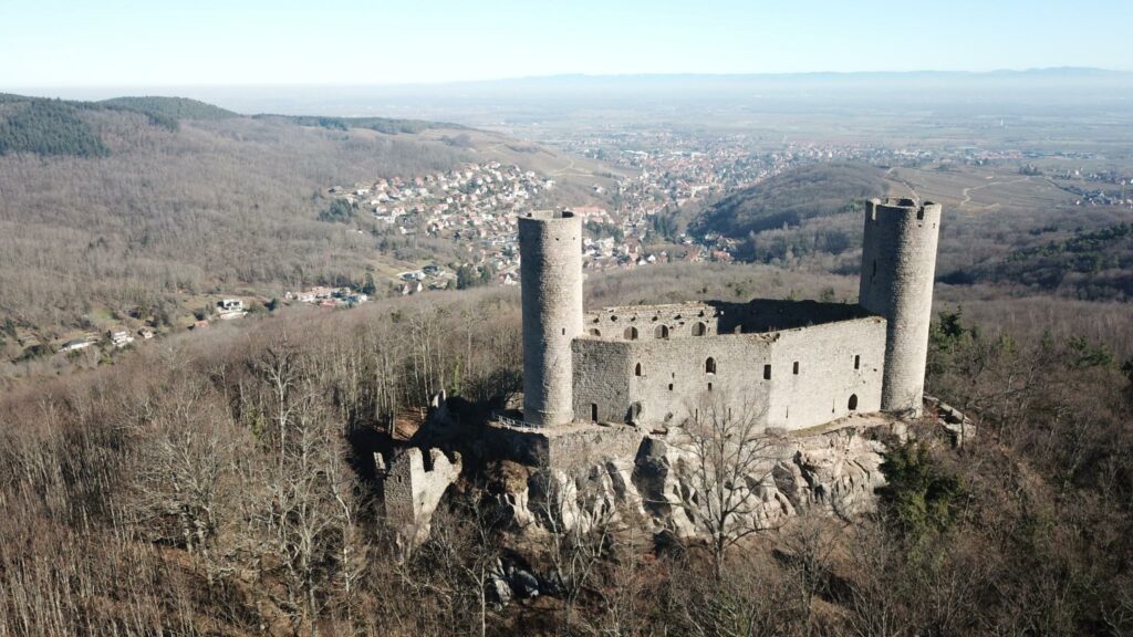 Château de ANDLAU en Alsace filmé par drone d'idées