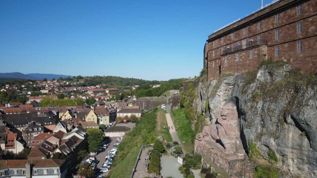 le lion de Belfort lors d'une prise de vues par drone d'idées - territoire de Belfort