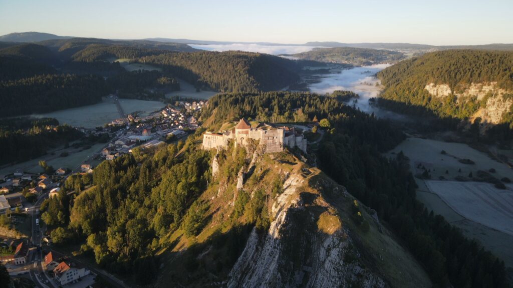 Chateau de Joux dans le Doubs à côté de Pontarlier filmé par Drone d'idées un matin d'Automne